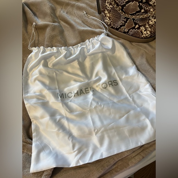 Brand New Michael Kors bucket bag. - Picture 5 of 6